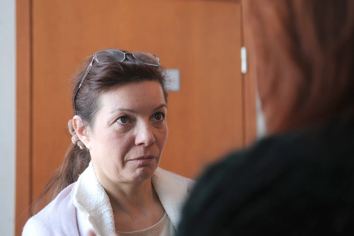 Apsūdzētā - bijušā AS "Parex banka" prezidenta Valērija Kargina šķirtā sieva Tatjana Kargina atbild uz žurnālistu jautājumiem pēc Rīgas apgabaltiesas sēdes, kurā pasludināja spriedumu krimināllietā, kurā Tatjana Kargina un viņas māte Elvīra Iņušova apsūdzētas par krāpšanu lielā apmērā un dokumentu viltošanu.