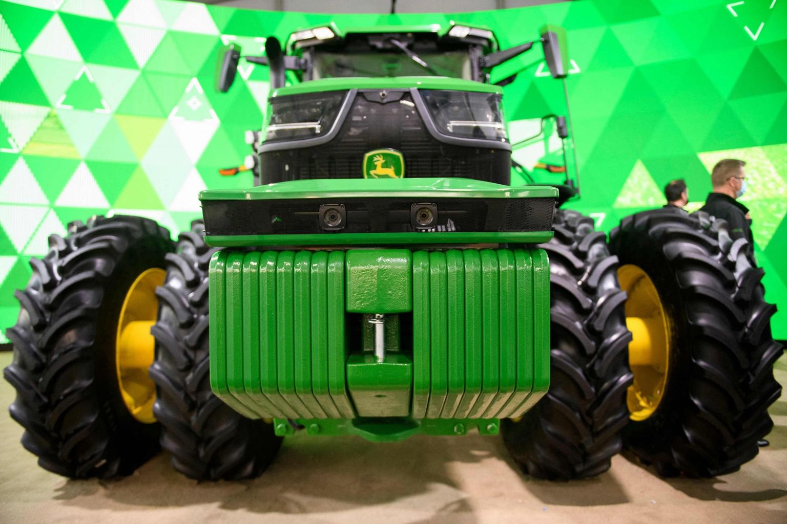 Kaamerate, muude sensoritega ja tehisnutti täis põllumasin on loodud seeriatoomises oleva traktori põhjal. Vaataja poole oma esikaameratega põrnitsev 8R on üks Los Angelese selle aasta 5.–7. jaanuaril toimunud tarbeelektroonika näitusel esitletud seeriatootmisse minevatest John Deere’i robottraktoritest.