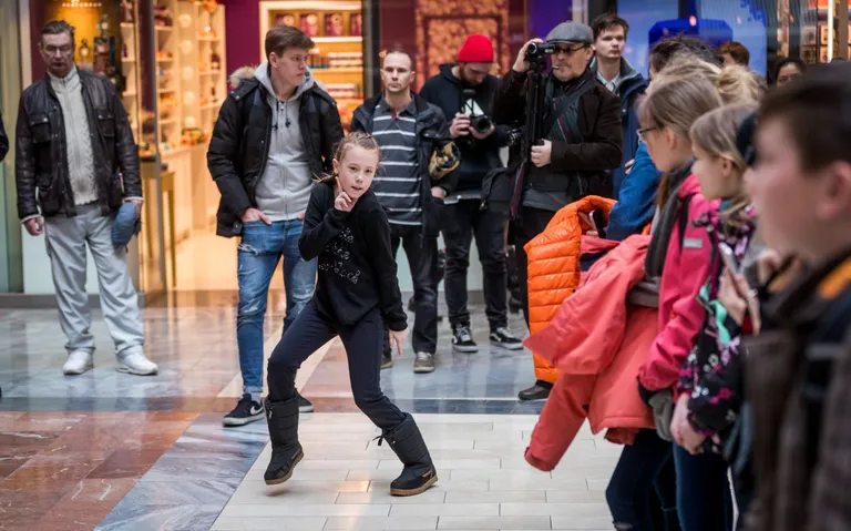 Noo tantsija TMW Viru keskuse linnalava ees