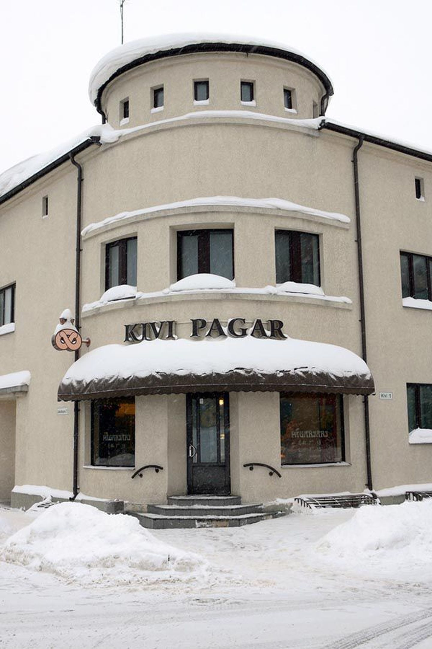 Üks esimesi Eesti euroaja võltskupüüre tuli päevavalgele Viljandis Kivi Pagari kaupluses.