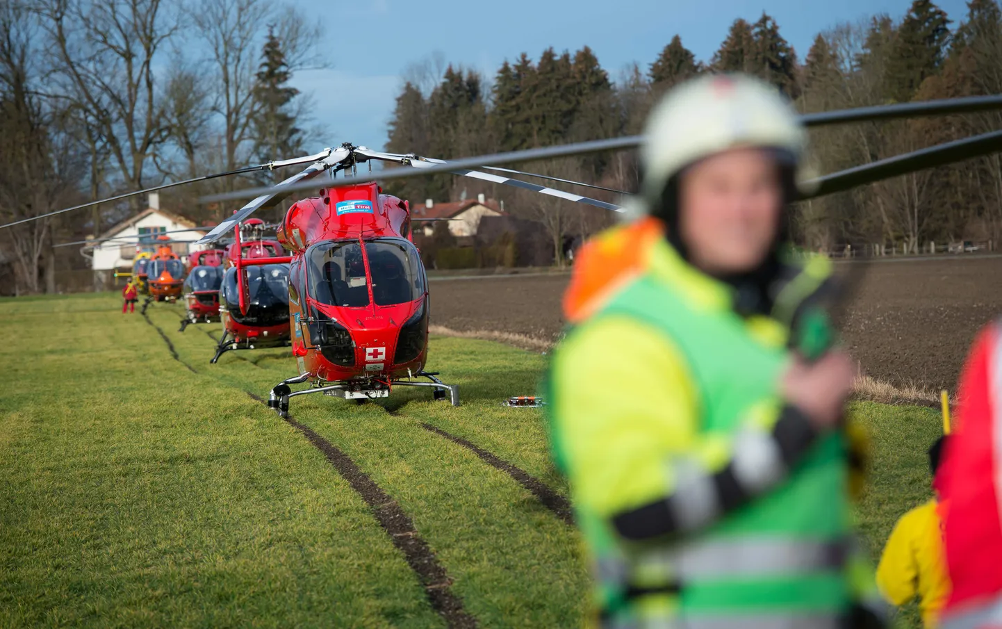 Päästehelikopterid täna Saksamaal õnnetuspaiga Bad Aiblingi lähedal enne sündmuspaigale suundumist.
