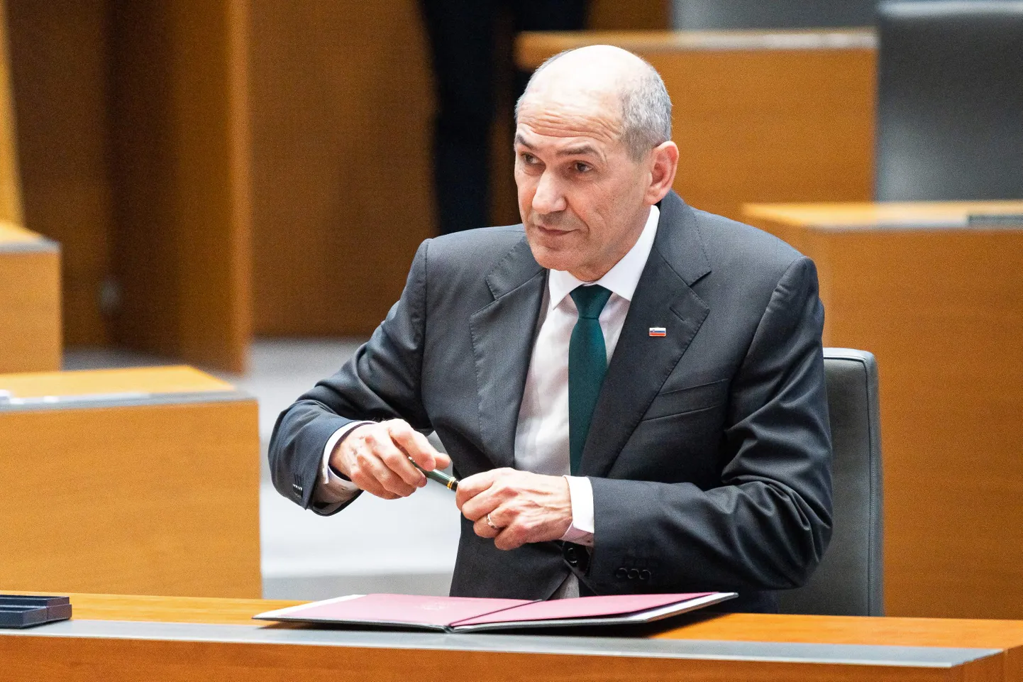 Janez Janša ametivannet andmas.