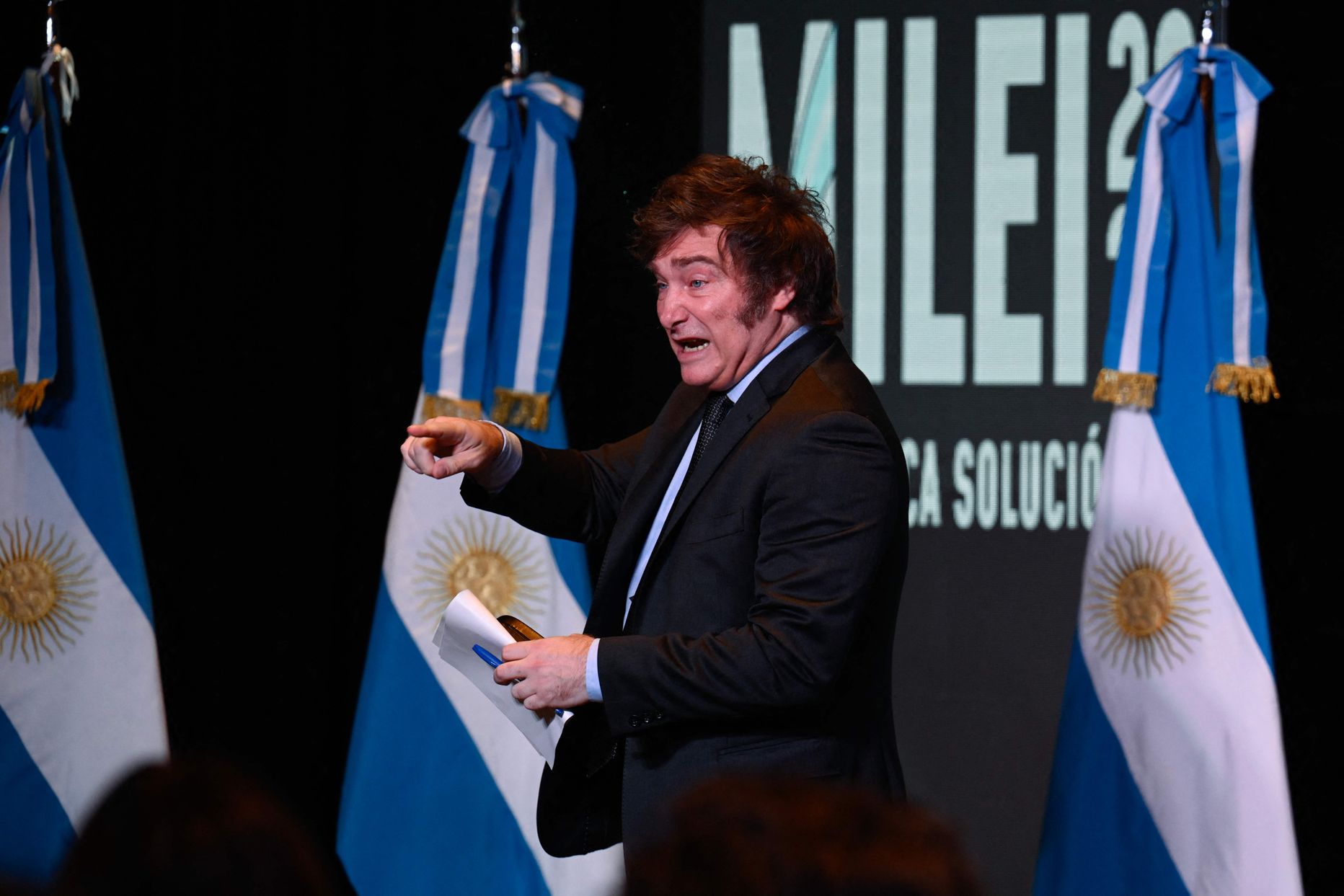 Javier Milei eile õhtul Buenos Aireses tulihingeliste toetajate ees.