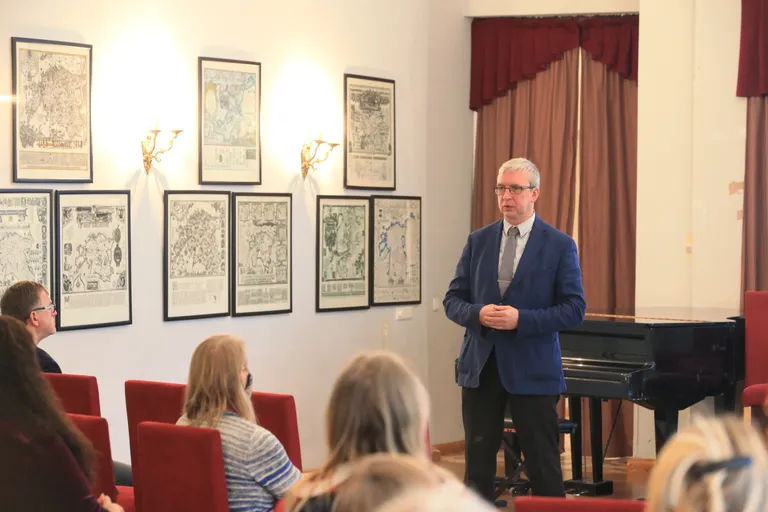 Räägib Tõnu Kiviloo, taustal Olav Soansi kultuuriloolised kaardid.