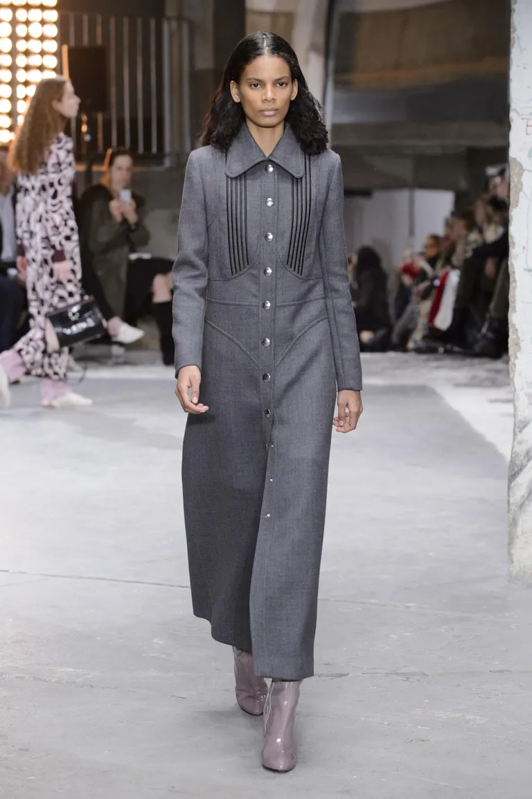 Pikad varrukad ja puritaanlikult ranged nöörvoldid. Giambattista Valli, Paris FW