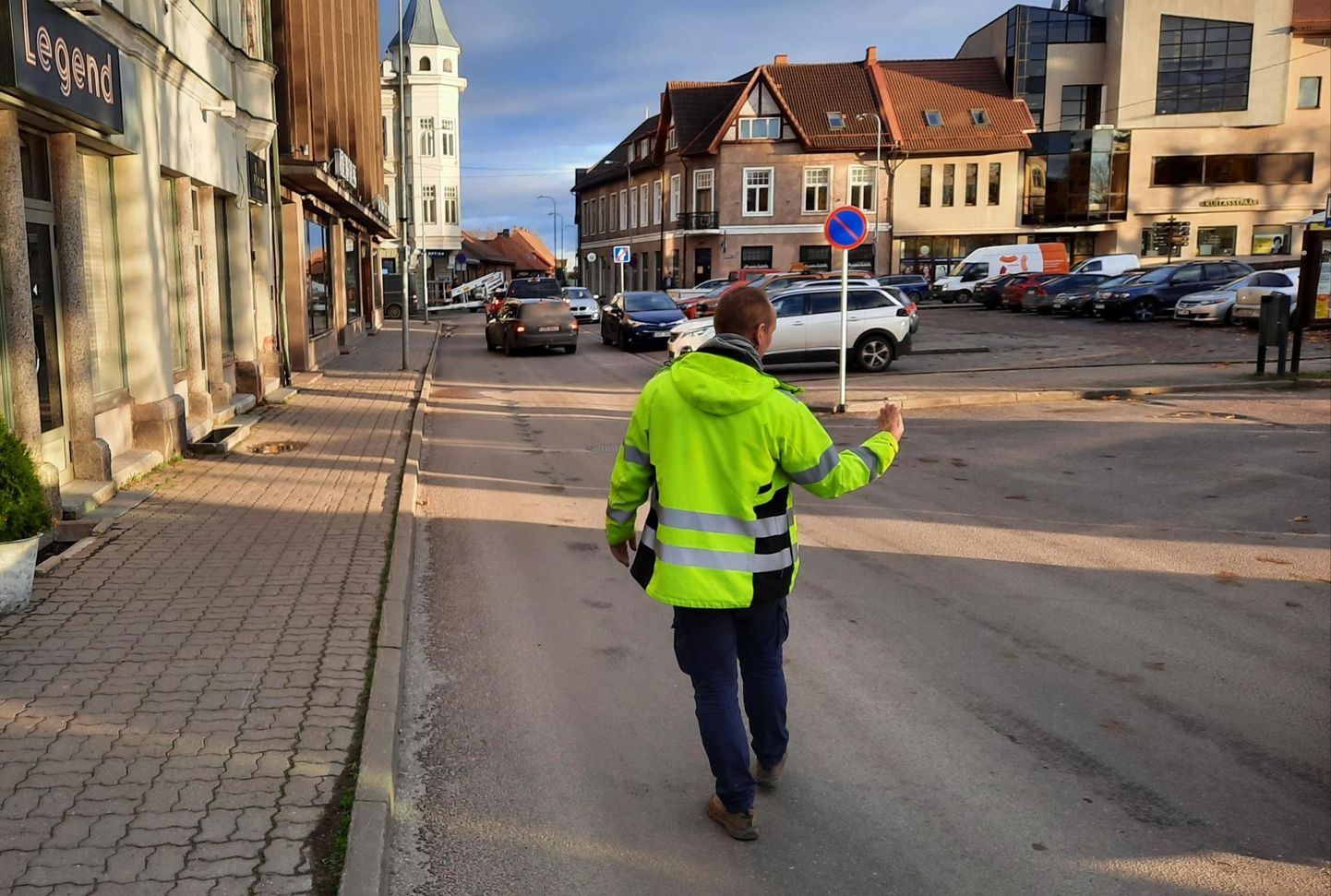 Eesti Keskkonnateenuste töötaja Janno Laht korraldas Tartu tänaval liiklust poolteist tundi. Sel ajal vales suunas ei sõidetud.