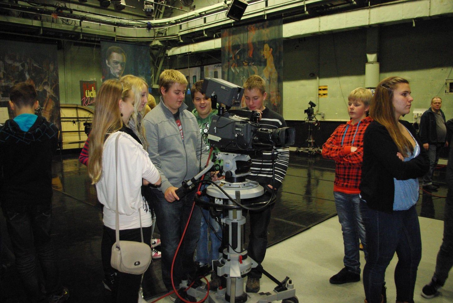 Otepää gümnaasiumi meediaklass külastas produktsioonifirmat BEC ja TV3e ning Eesti Rahvusringhäälingu telemaja. Foto on illustreeriv.