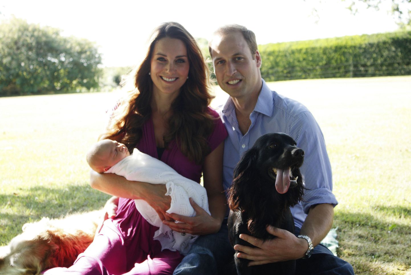 Кейт Миддлтон и принц Уильям с сыном и собакой