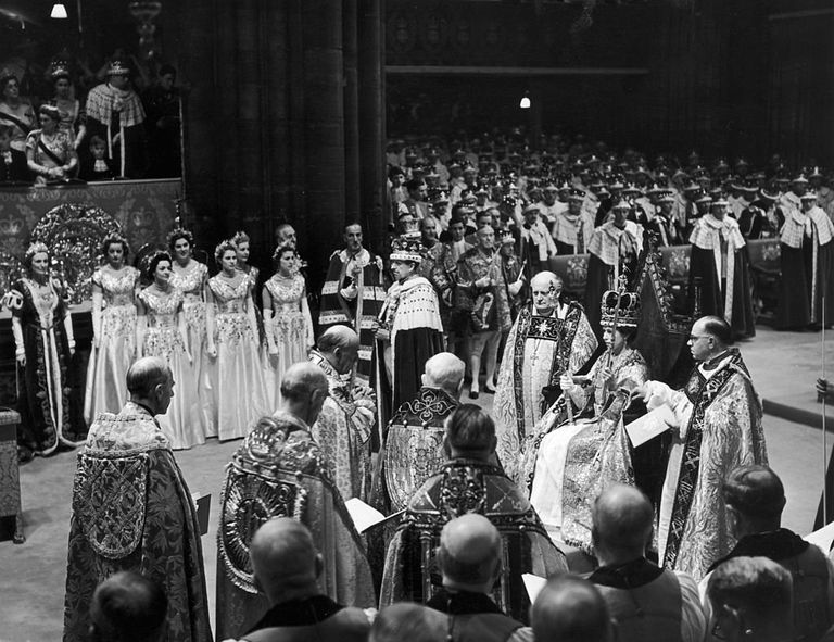 На коронации Елизаветы II присутствовало около 8000 гостей. Говорят, что на коронации Карла III их будет гораздо меньше, и что далеко не все члены парламента или представители аристократии могут рассчитывать на приглашение