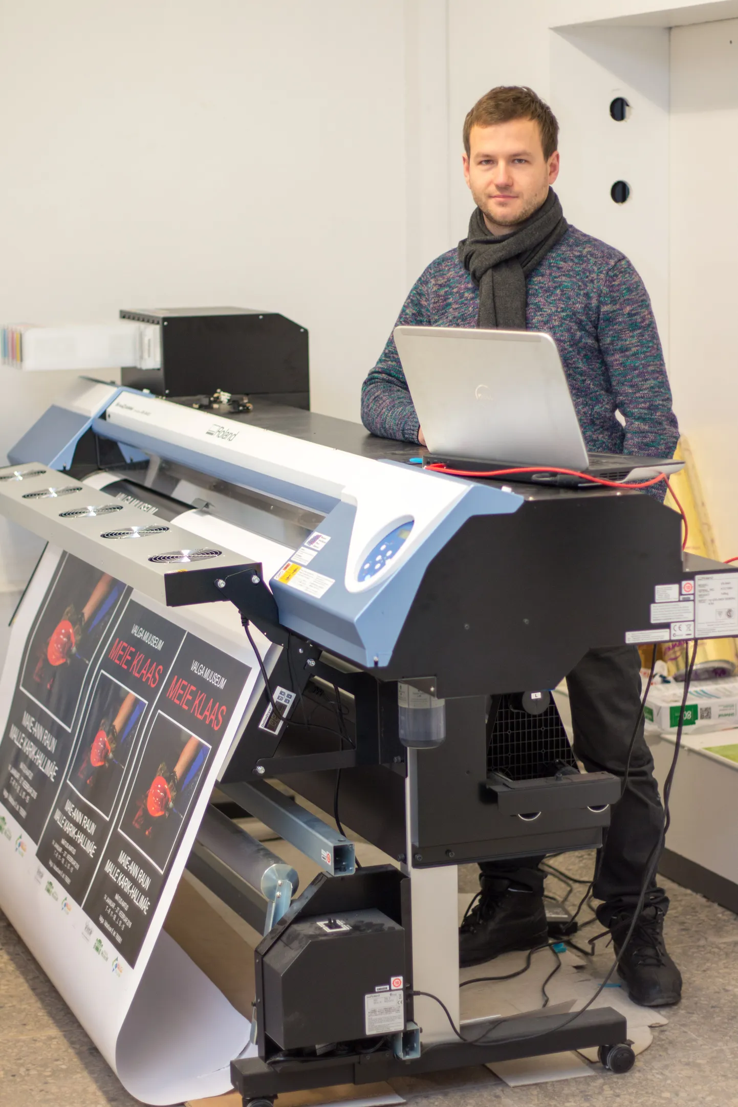 PixelPrindi kõige vajalikum ja hinnalism vara on suureformaadiline printer-lõikur, mis teeb ära enamuse vajaminevast tööst. Fotol firma omanik Ranno Teder.