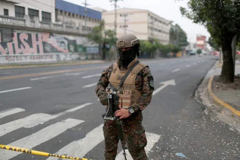 Sõdur patrullimas El Salvadori pealinna San Salvadori inimtühjal tänaval