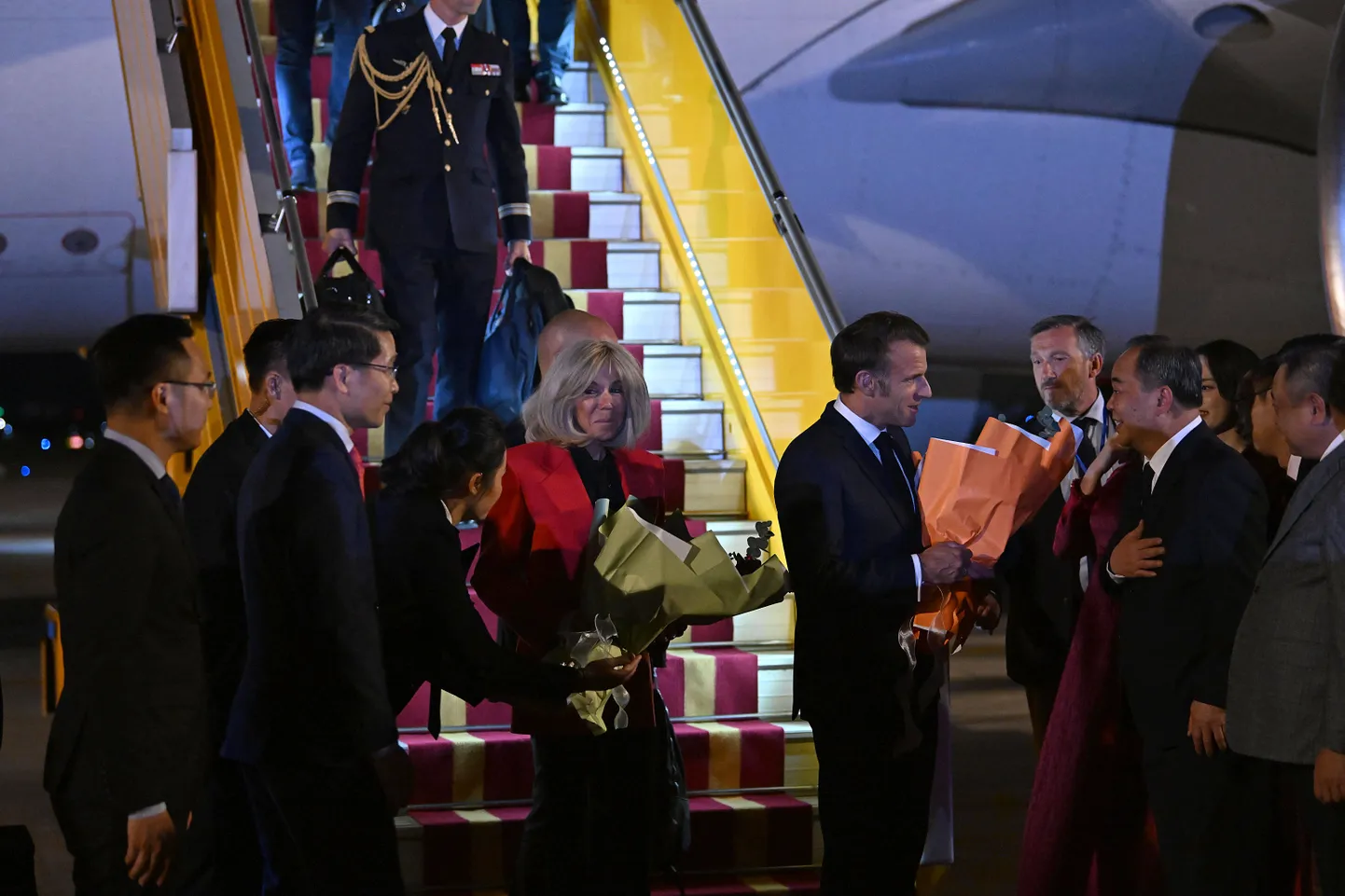 Prantsusmaa president Emmanuel Macron ja abikaasa Brigitte Macron saabusid pühapäeval Vietnami pealinna Hanoisse Noi Bai rahvusvahelisse lennujaama.