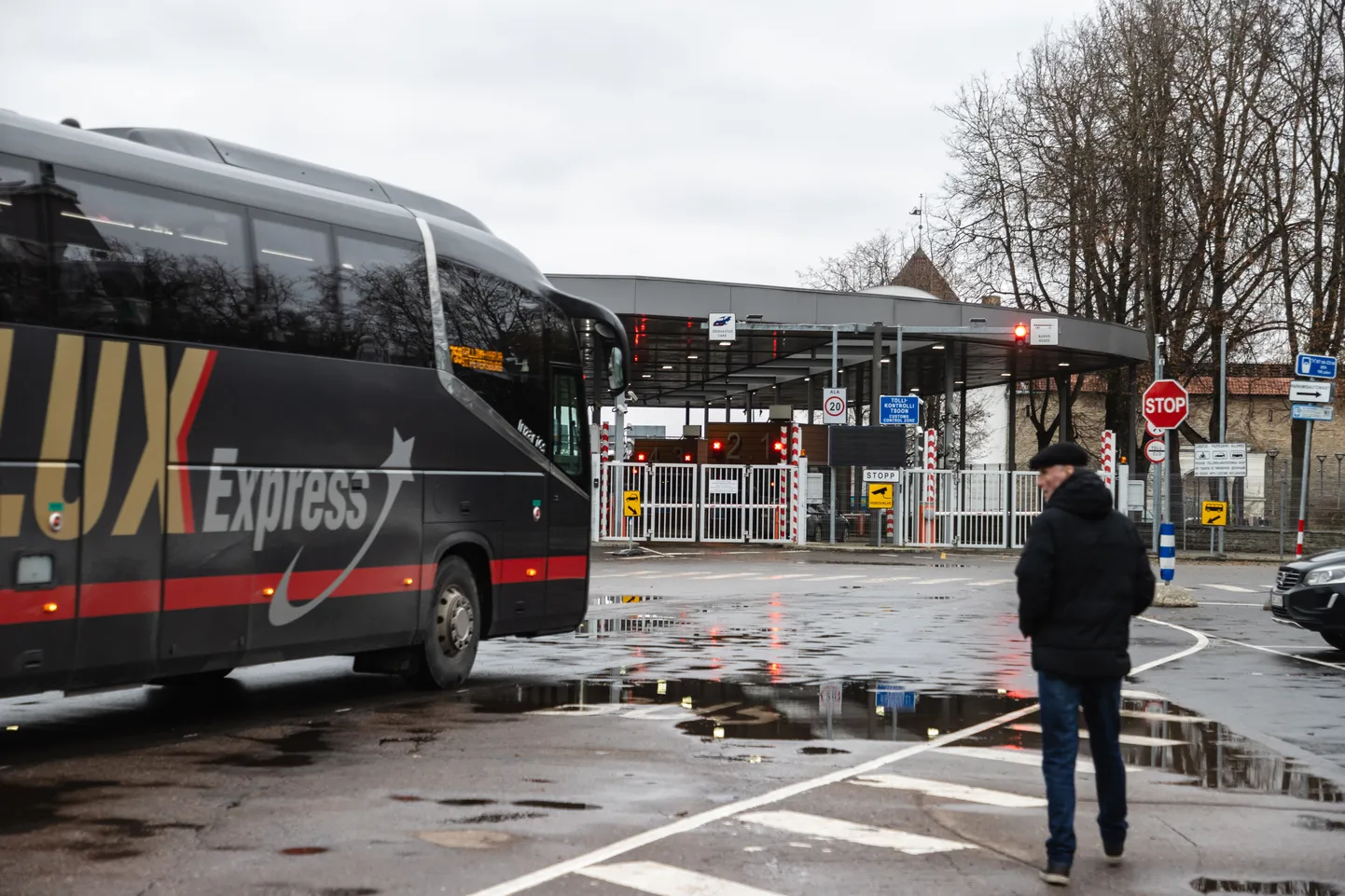 Lux Expressi buss Eesti-Venemaa piiril.