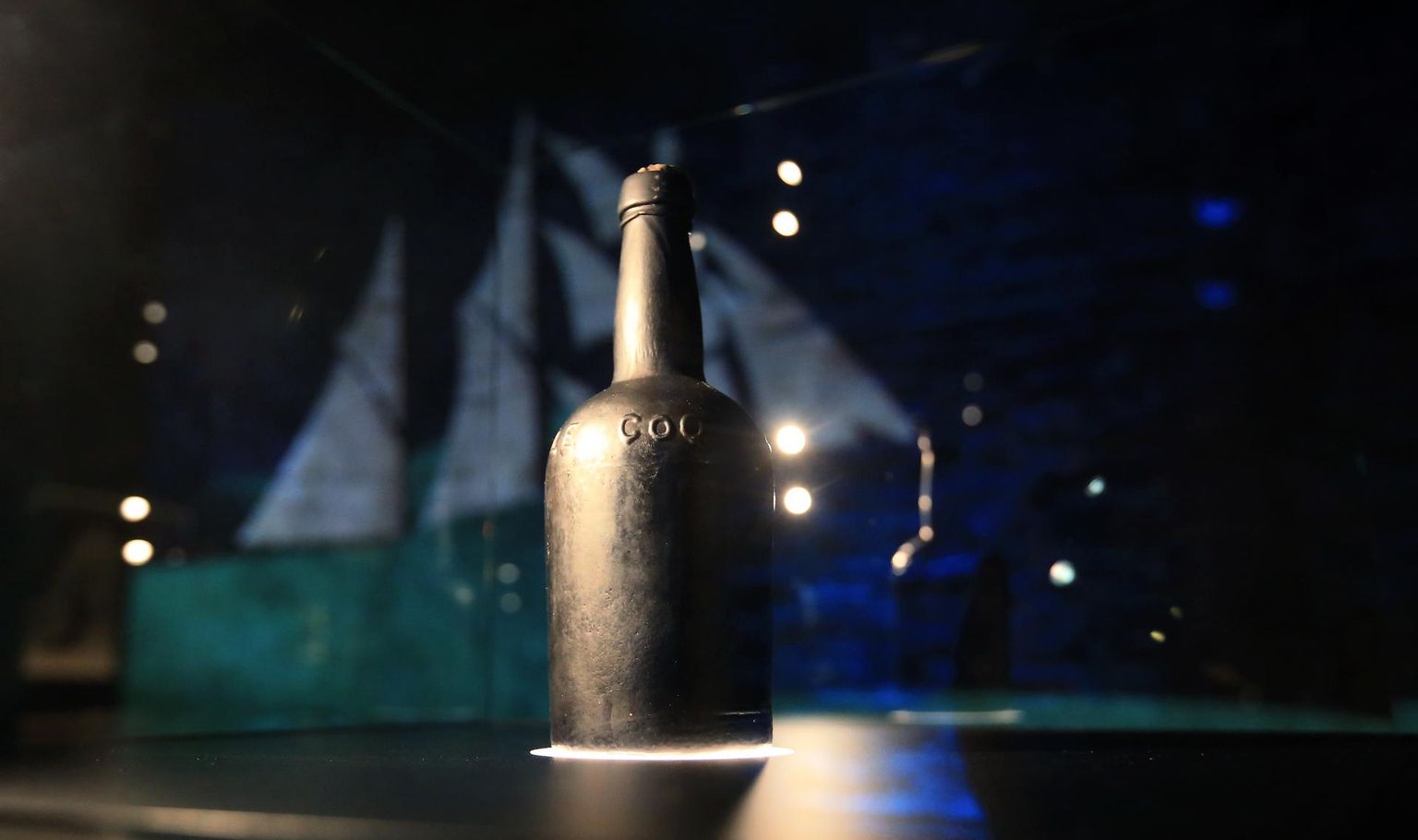 A. Le Coqi Imperial Extra Double Stouti 153 aastat vana sisuga kinnise pudeli taga seinal linastub selle teekond Londonist Norra rannikule merepõhja. 