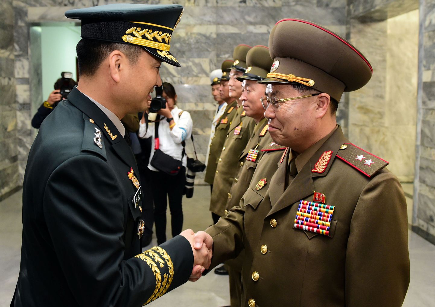Põhja- ja Lõuna-Korea kindralid enne kõneluste algust.