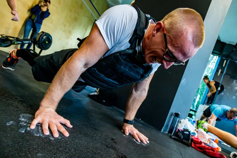 Treener Oscar Edela ei halasta ka endale - raskusvest seljas teeb ta Murph RX kava ka ise läbi, ajaga 52 minutit. Vestita on resultaat üle 15 minuti kiirem.