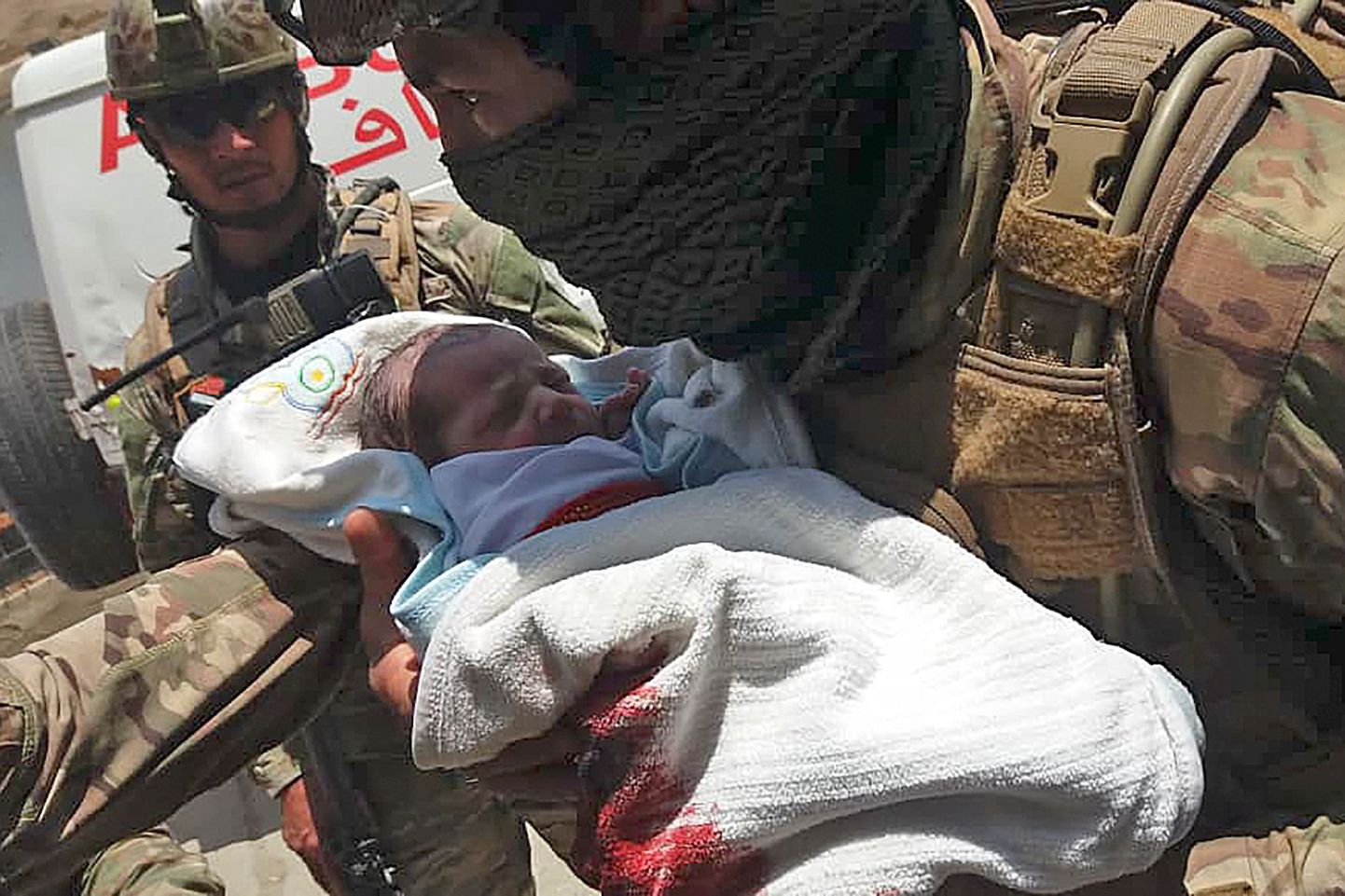 Afganistani julgeolekujõud toovad sünnitushaiglast välja vastsündinud last.