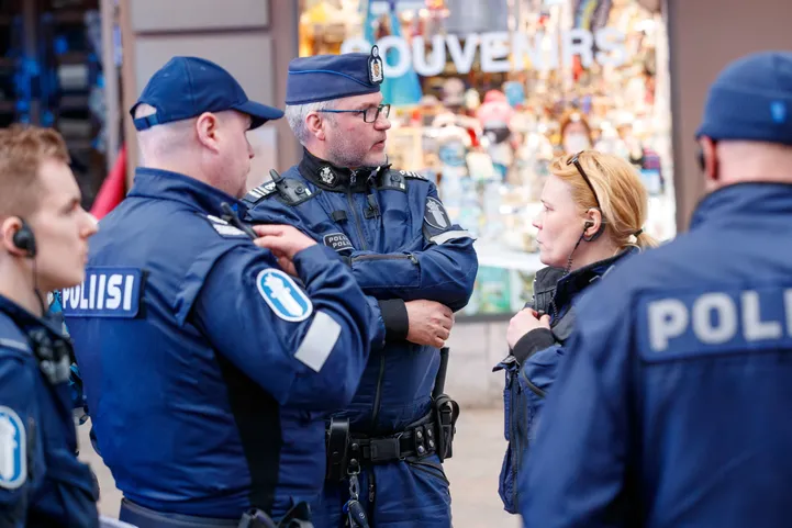 Politsei kahtlustab kümneid Helsingi noori grupiröövides ja peksmistes