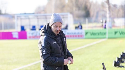 Linnameeskonna endise peatreeneri leiame edaspidi Lätist