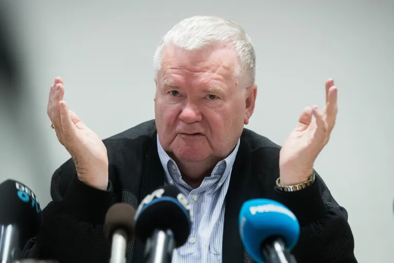 Savisaar sel teisipäeval pressikonverentsil.