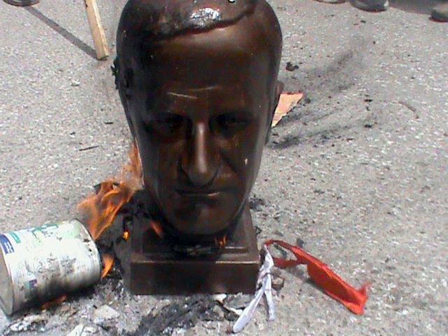 Süüria opositsioon põletab praeguse presidendi isa Hafez al-Assadi büsti.