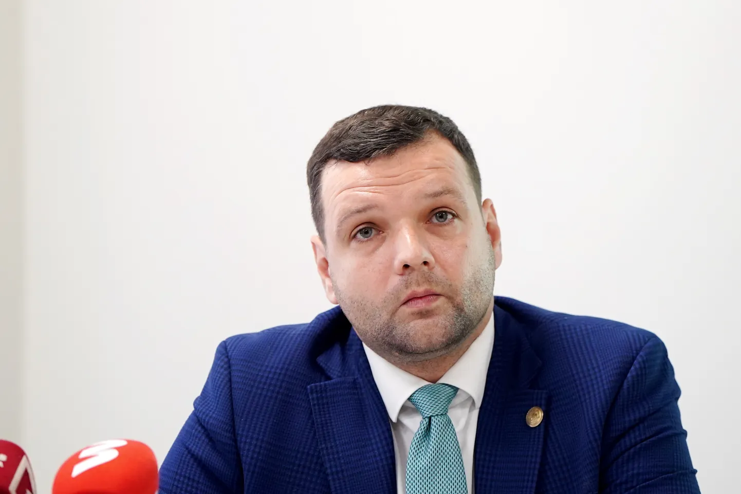 Prokuratūra piedāvājusi dzērumā braukušajam Uzulniekam vienoties par ...