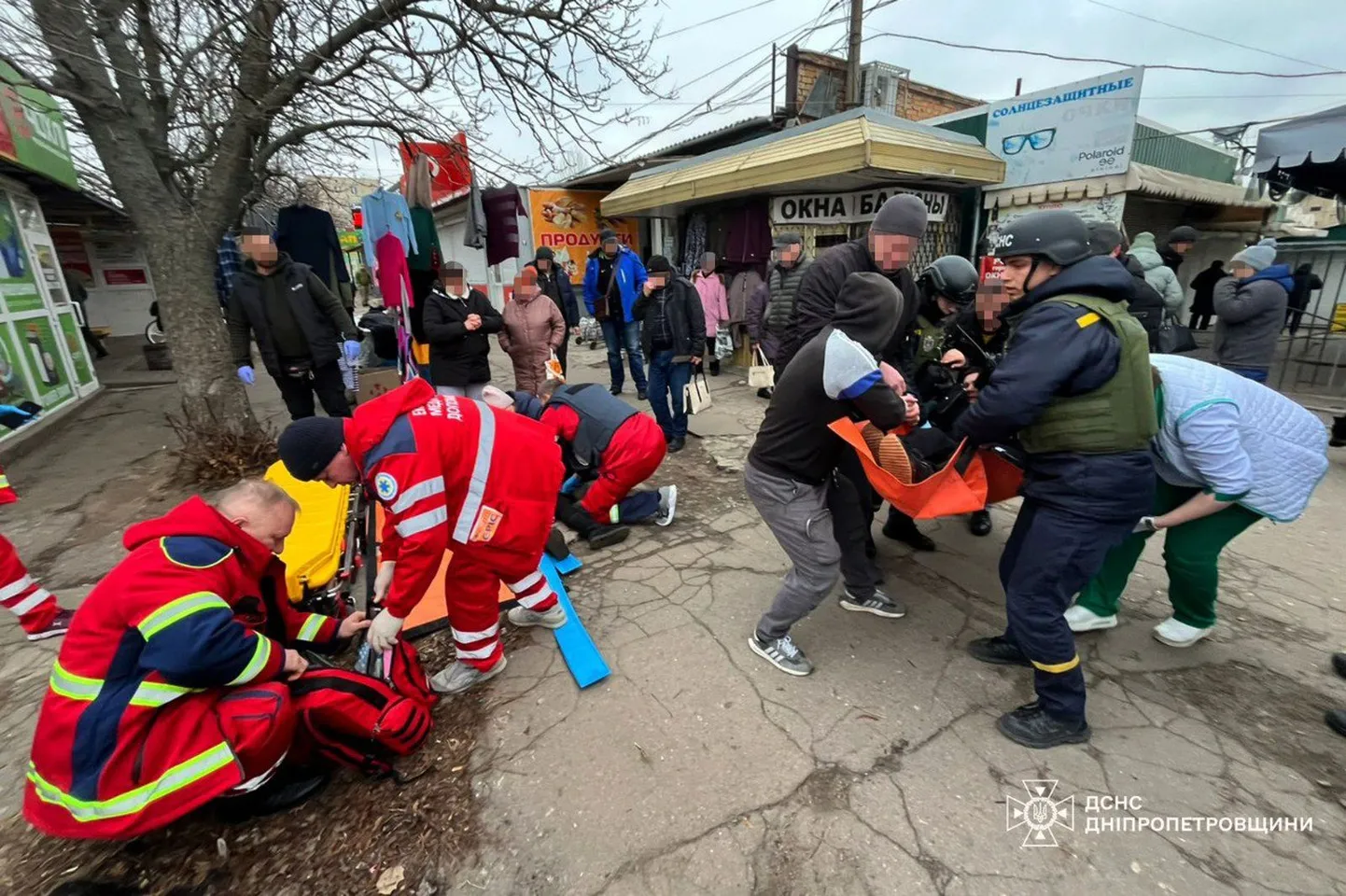 Последствия удара дрона по рынку в Никополе