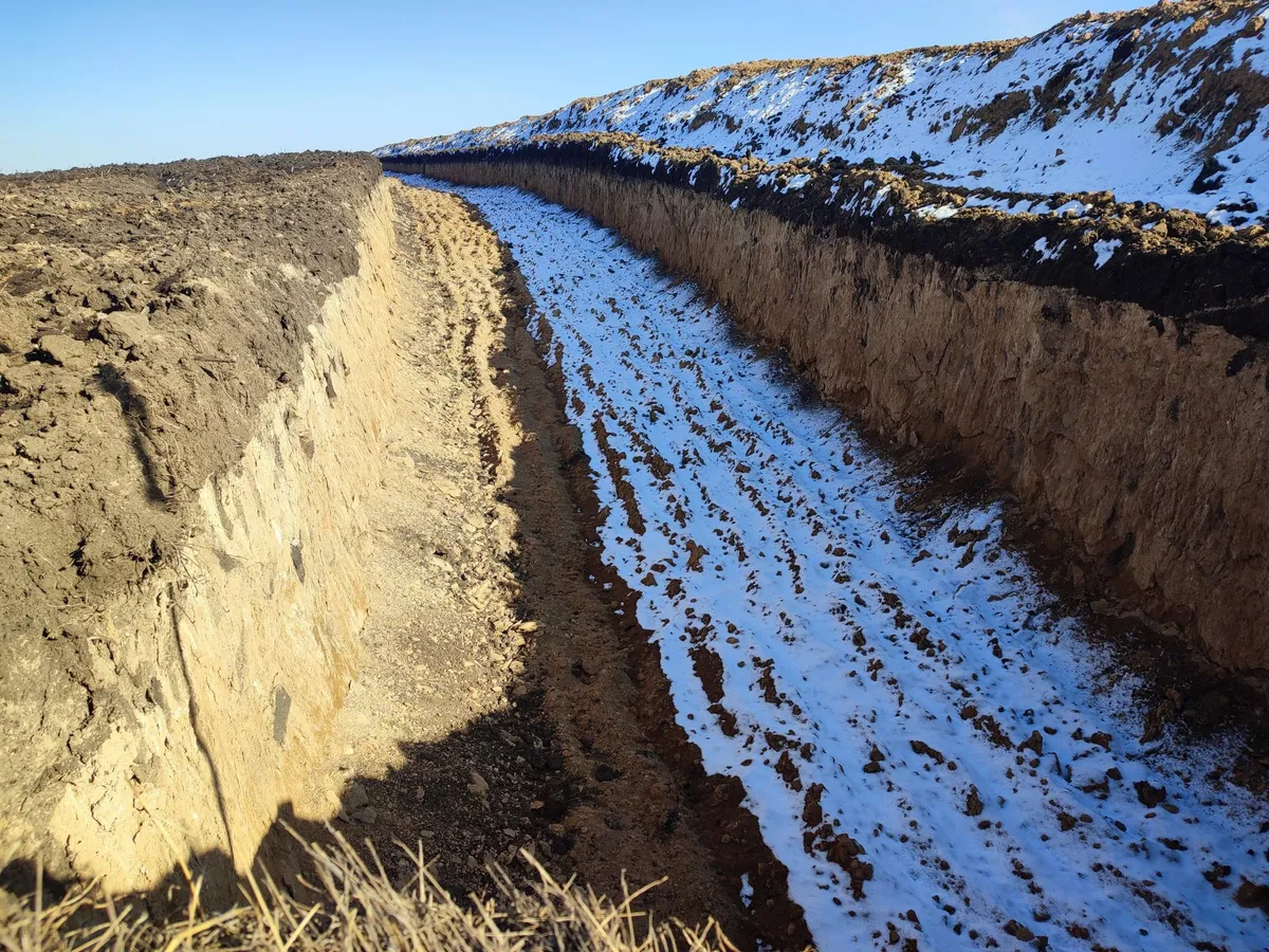 This is what a Ukrainian anti-tank trench looks like.
