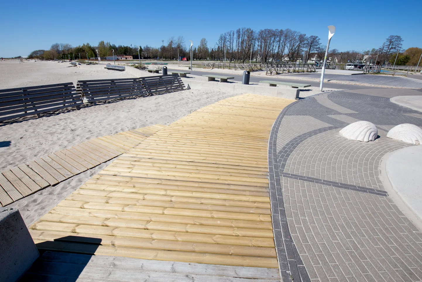 Pärnu Ranna puiestee ja mere vahelisel alal uuendatakse puitsillutist. Foto on illustreeriv.