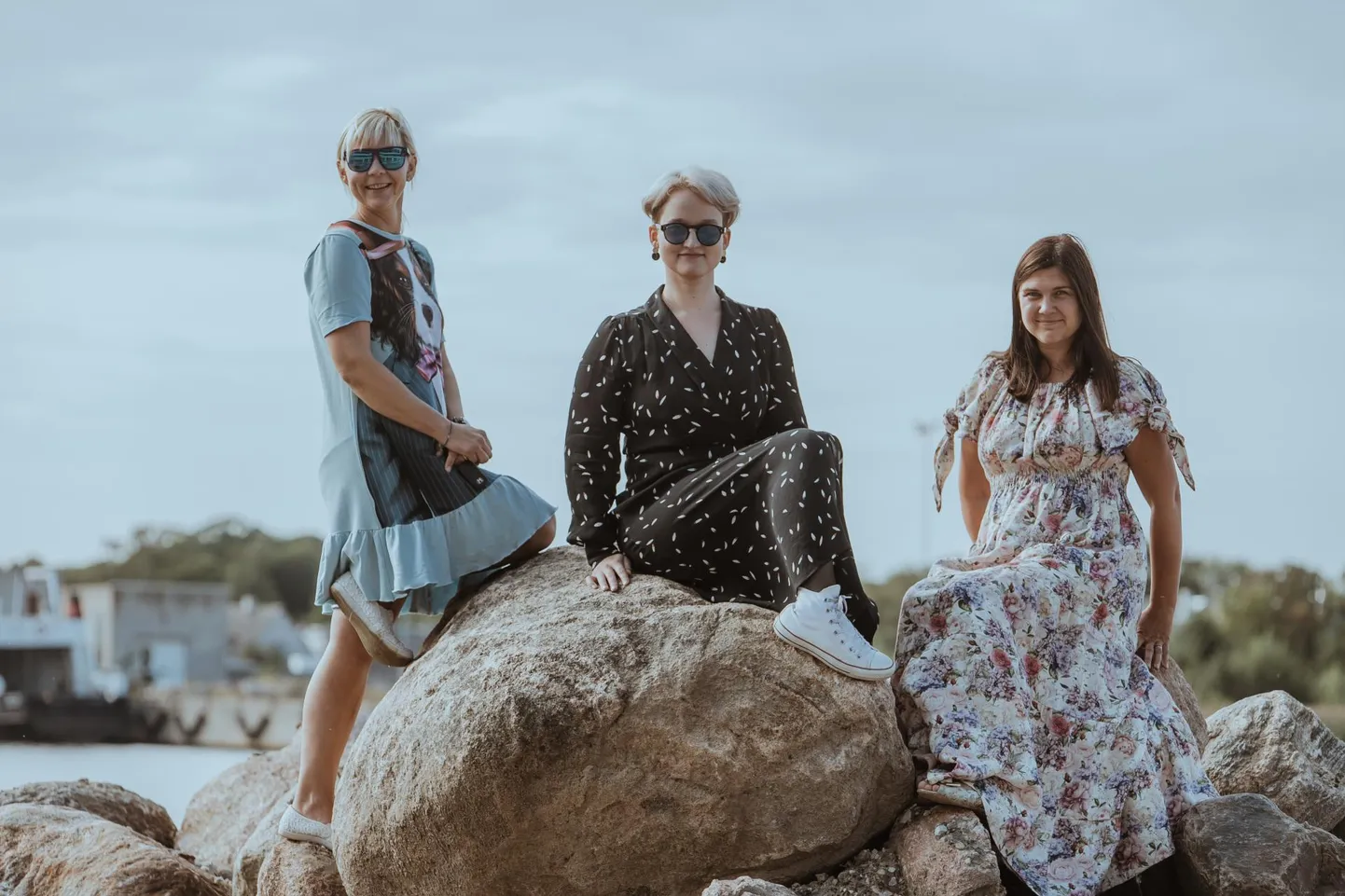 Valgusfestivali projektijuht Anneli Lepp (vasakult), kunstnik Madli Lavin ja üks Rüütli tänava ettevõtjaid, V-butiigi perenaine Kerstin Soomets.