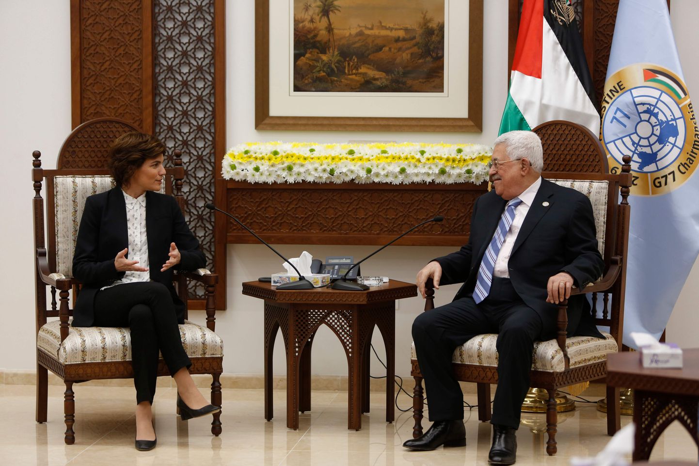 Iisraeli vasakerakonna Meretz eelmine juht Tamar Zandberg märtsis Ram Allah's Palestiina omavalitsuse presidendi Mahmoud Abbasiga kohtumas.