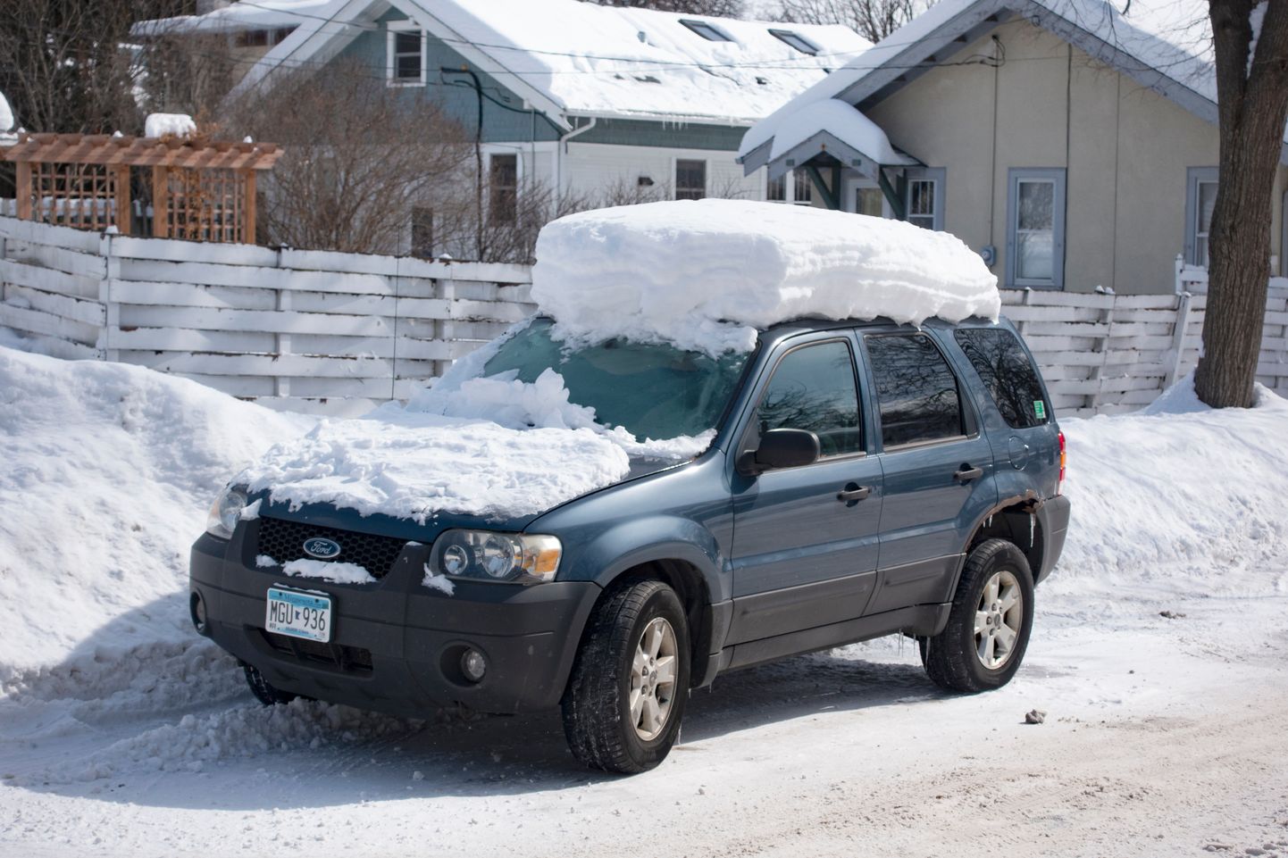 Автомобиль после снегопада. Иллюстративное фото