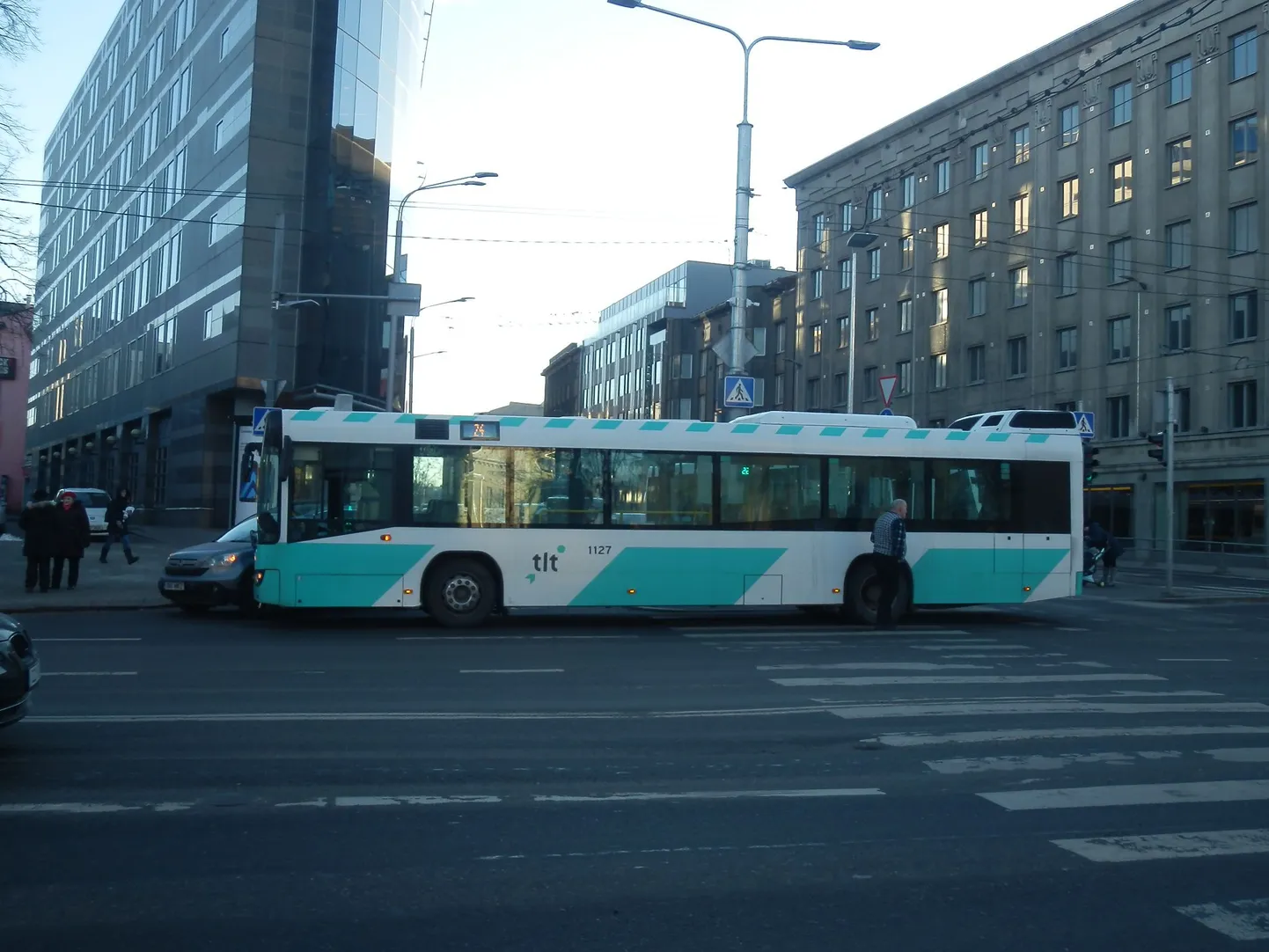 Foto liiklusõnnetusest, kus Vabaduse väljaku juures põrkasid kokku auto ja liinibuss.