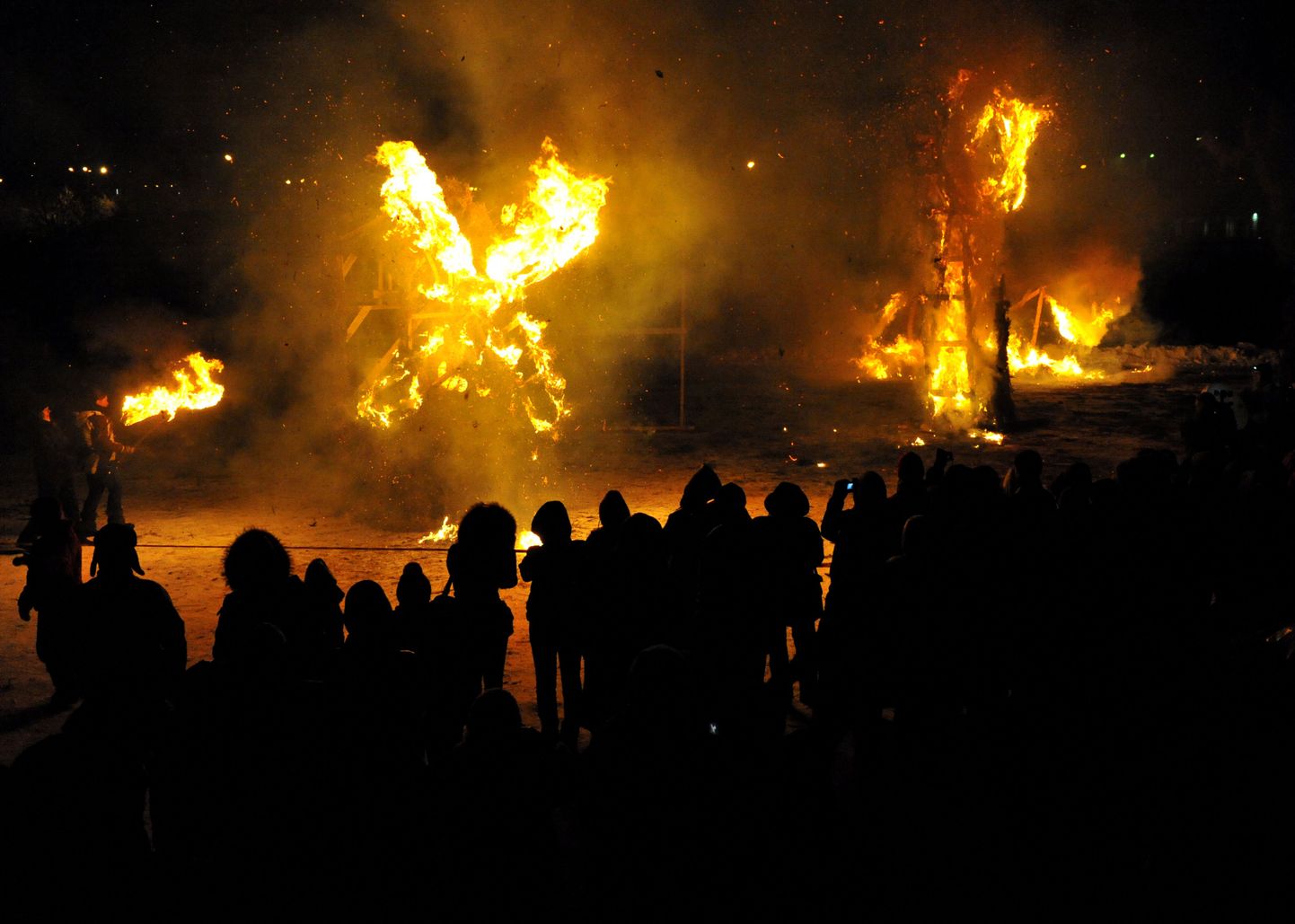 Jõulukuuskedest tuleskulptuurid mullu Kalasadamas toimunud Valgusfestivalil.