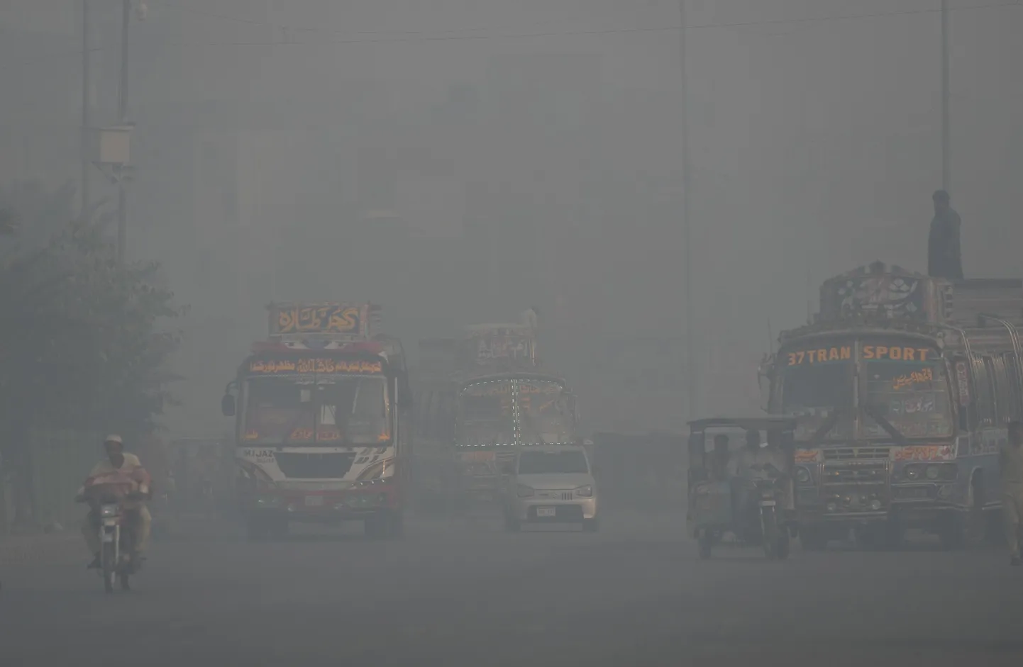 Lahore tänavaid pimendav sudu sunnib sõidukijuhte valima aeglasem sõidukiirus.