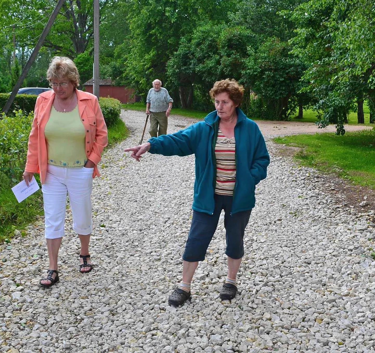 Ehkki Saarepeedi küla Keskuse tee alla paigaldati mullu tänapäevane vee- ja kanalisatsioonisüsteem, pole sealsetel elanikel Õie Kirnal ja Linda Paakspuul sellest rõõmu, sest torustiku majapidamisega ühendamine käib neil rahaliselt üle jõu.