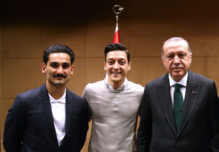 Ilkay Gündogani (vasakult), Mesut Özili ja Reccep Tayyip Erdoğani kohtumine põhjustas Saksamaal pahameeletormi.