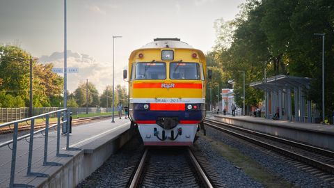 VIDEO ⟩ Vai lētākas vilciena biļetes mudinātu šoferus biežāk izmantot dzelzceļu?