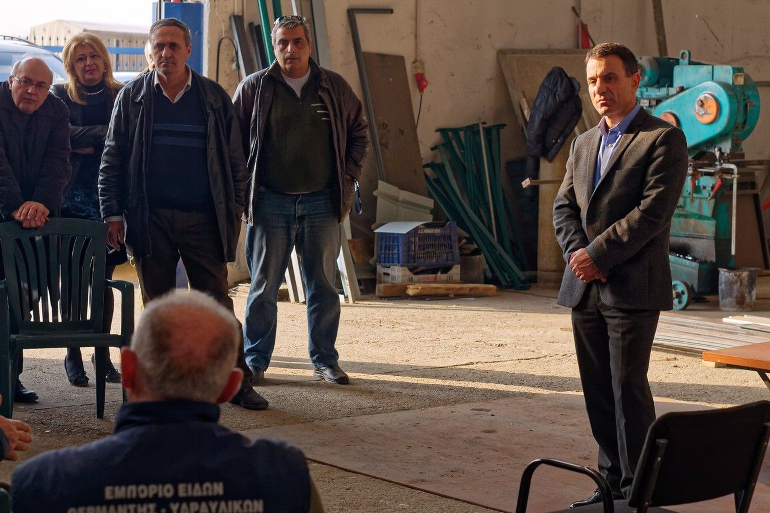 Syriza kandidaat Costas Lapavitsas (paremal) kõnelemas kolmapäeval Kreekas terasetehase töölistele.