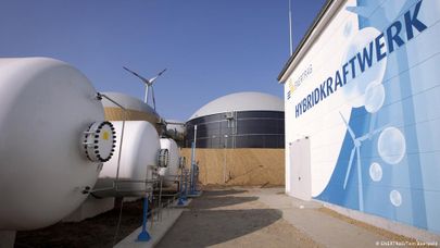 Гибридная электростанция в ФРГ: ветряк, биогаз, электролиз и цистерны с водородом