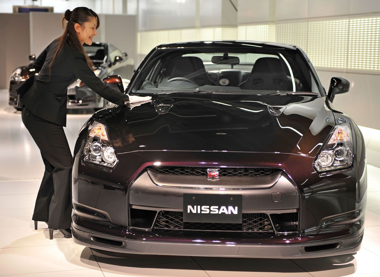 Nissan GT-Ri eriversioon tuleb müügile ka Euroopas. Eestis registreerides maksaks auto üle 2 miljoni krooni.