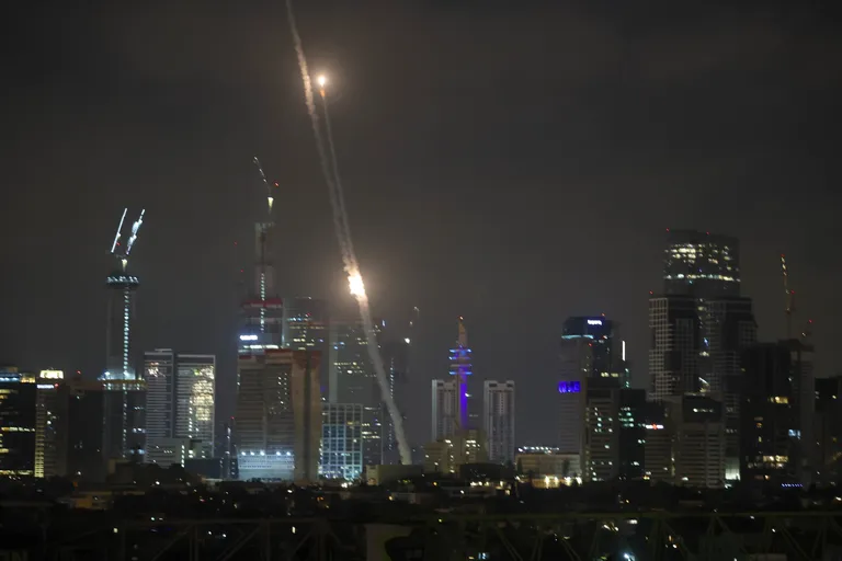 Iisraeli õhutõrje Tel Avivis Iraani ballistiliste rakettide rünnakut tõrjumas.