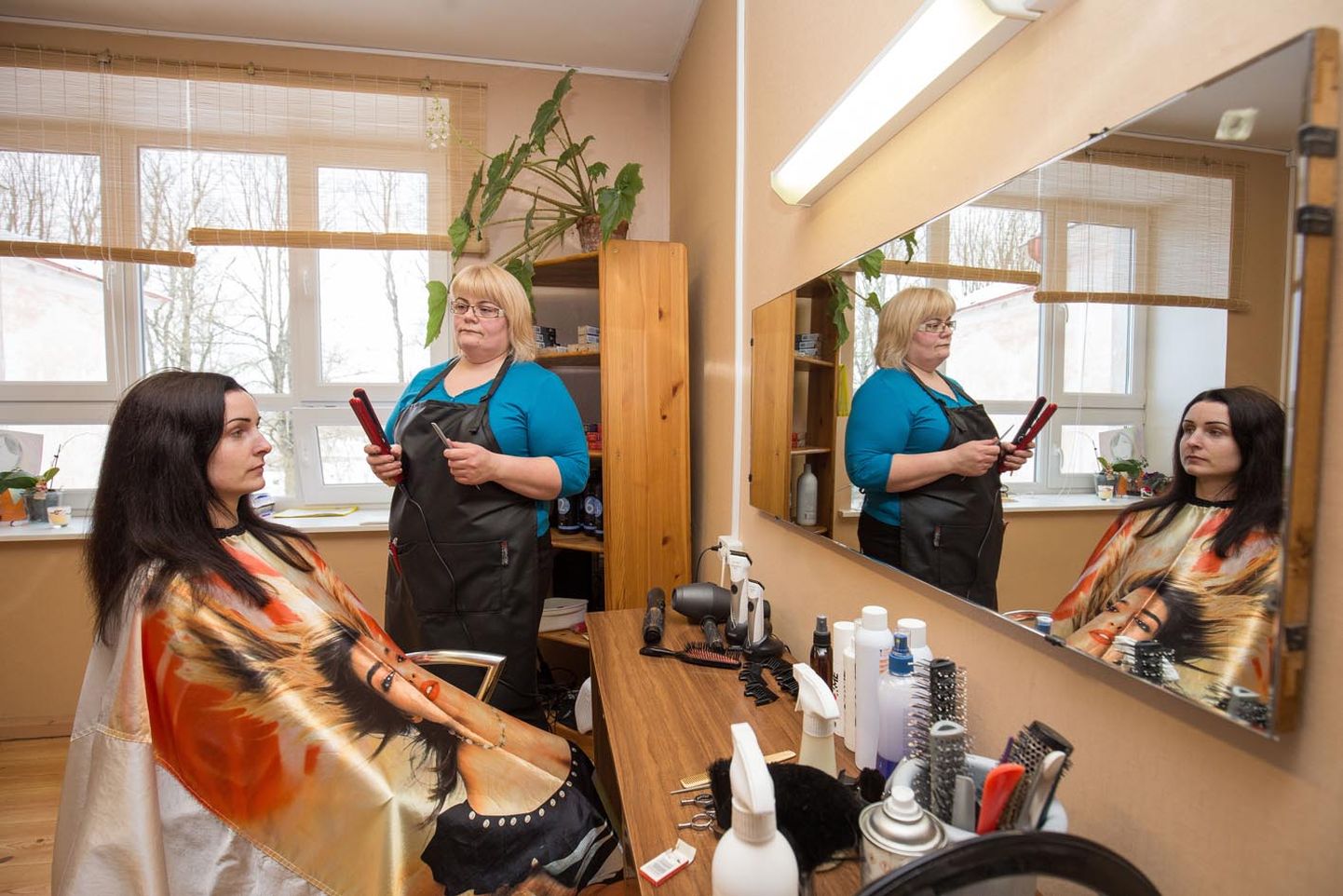 Käravetel 18 aastat juuksurina töötanud Virge Lillevälja on piirkonnas nii hinnatud, et Kati Klausen usaldas teda esimest korda oma juukseid lõikama teiste juttude põhjal ja pole kordagi kahetsenud.