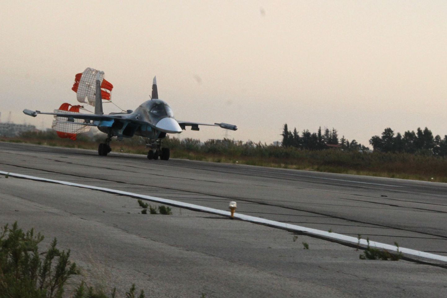 Vene sõjaväelennuk Su-34 maandub Latakia lähedal asuvale lennuväljale Süürias