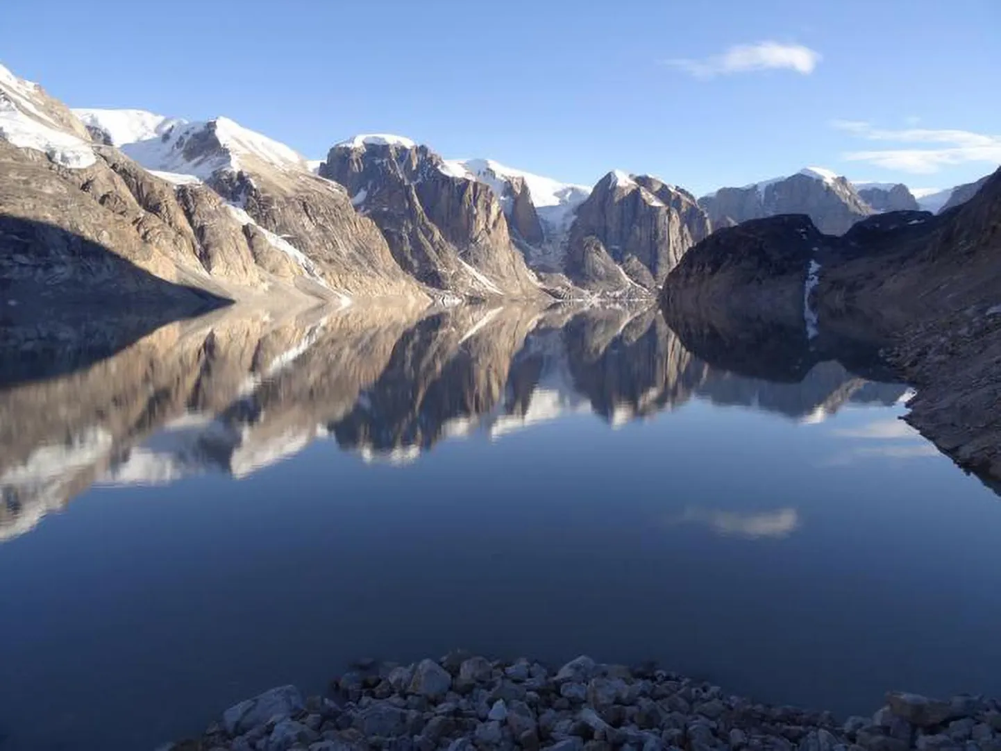Catalina järv. Teadlased täheldasid esmakordselt Ida-Gröönimaal tohutut veevoolu, kus 3000 miljardit liitrit sulavett voolas nädala jooksul välja, uuristades 25 kilomeetri pikkuse tunneli Edward Bailey liustiku alla. See haruldane sündmus toob esile kliimamuutustest tingitud liustiku üleujutuste kasvava ohu, mis ohustab miljoneid inimesi  maailmas.