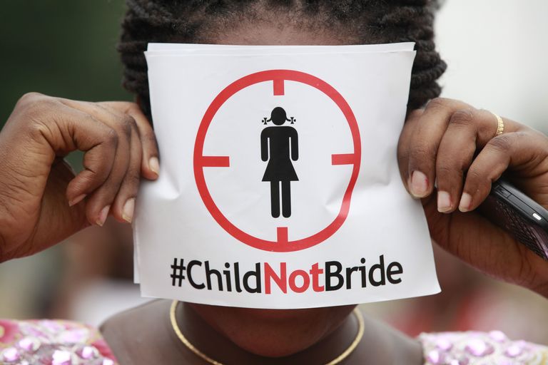 Nigeeria naine protesteerib lapsabielude vastu. Alaealiste mehele panemine on probleemiks kogu maailmas.