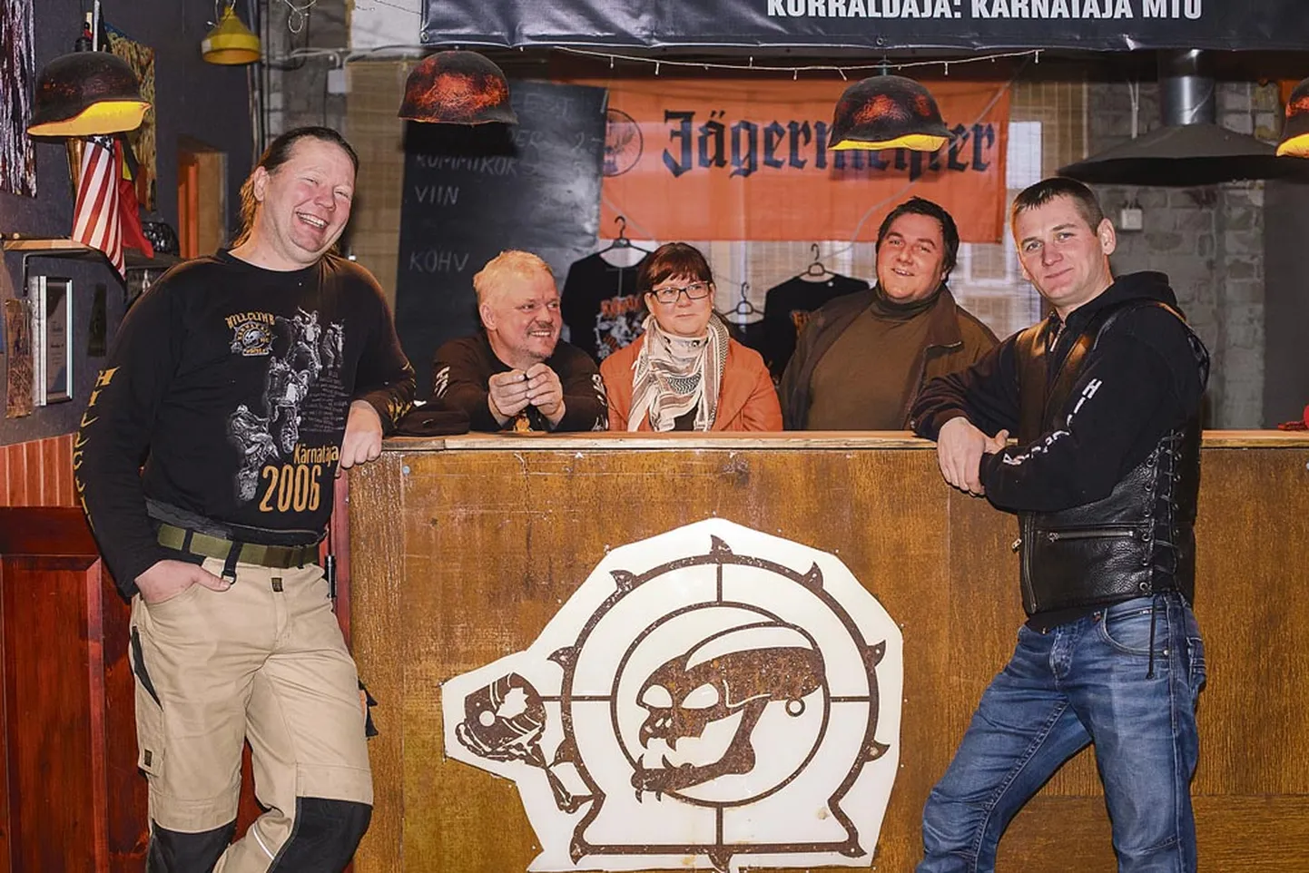 Võiste alevikus on MTÜ Kärnataja oma kätega sisustanud “pesa”, kus leti juures on (vasakul) Andres Juurikas, Rezo Kimmel, Kristi Vahter, Gert Krüger ja Joel Suiste.