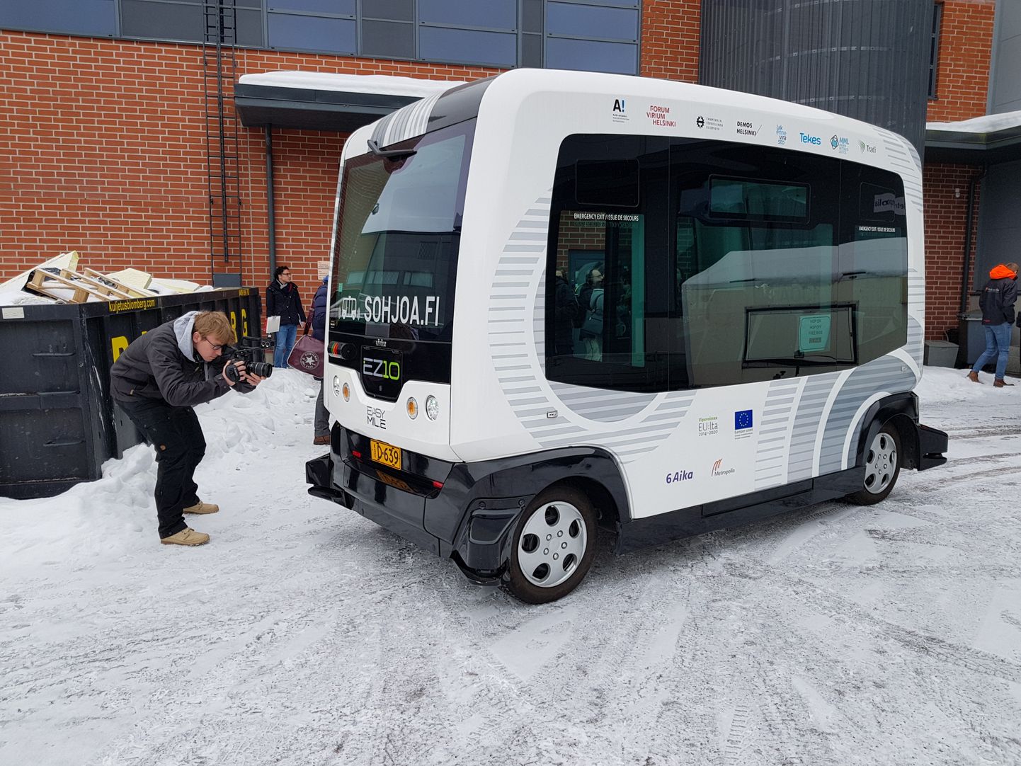 В марте Европейская комиссия отвезла журналистов в Хельсинки, чтобы показать, как хельсинский университет "Метрополия" тестирует беспилотные автобусы.