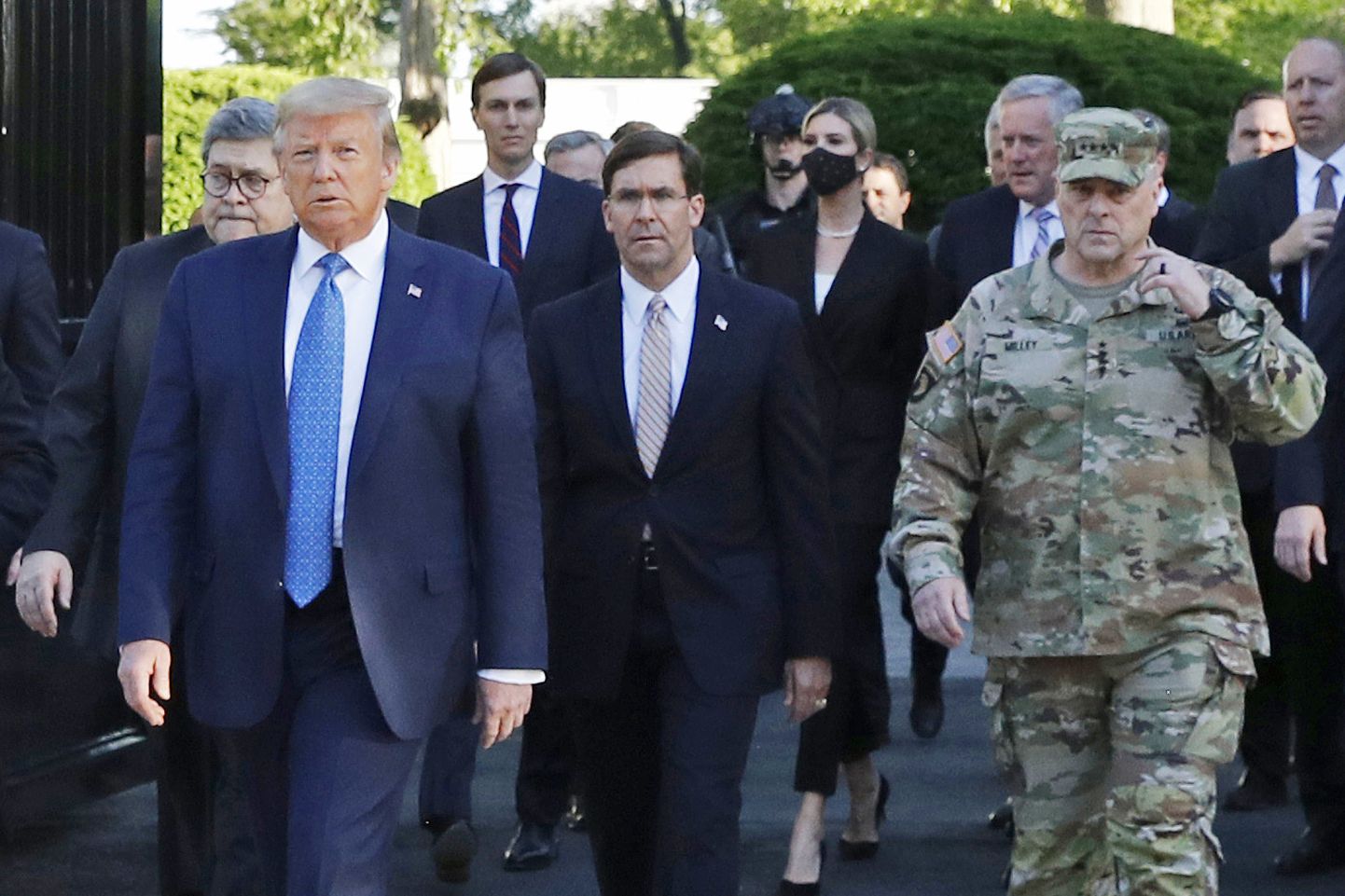 USA relvajõudude juhataja kindral Mark Milley (paremas ääres) president Donald Trumpi ja kaaskondlastega fotosessioonile suundumas.