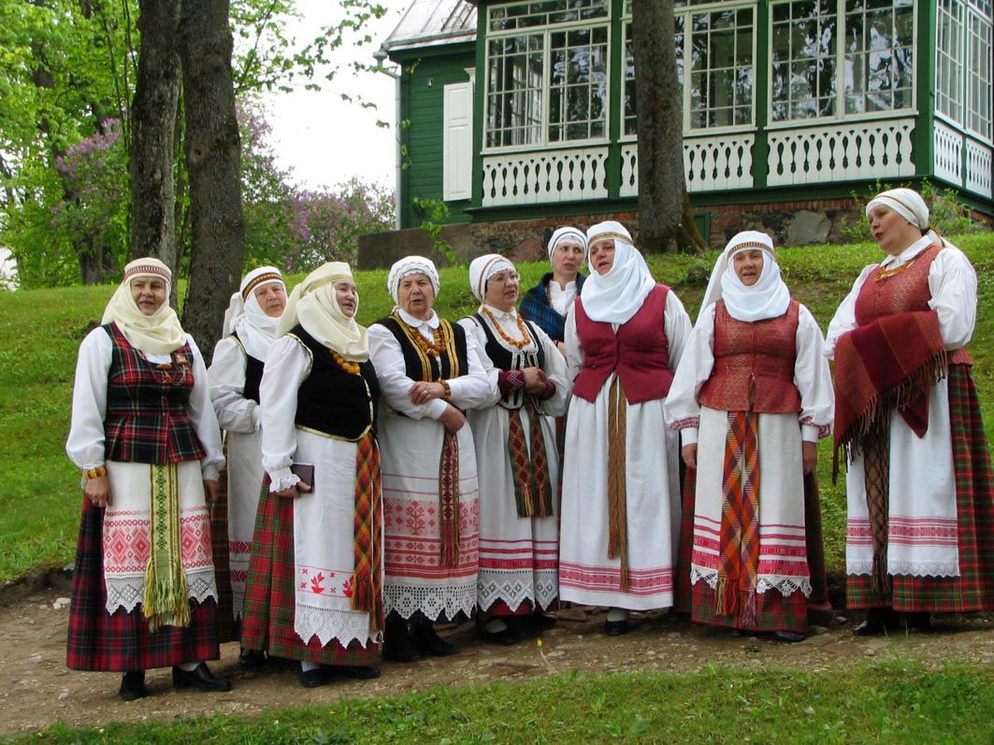 Tuntud piiskopi ja poeedi Antanas Baranauskase aida juures võttis külalisi vastu rahvarõivastes naiskoor, kes esitas poeedi tuntumaid laule.